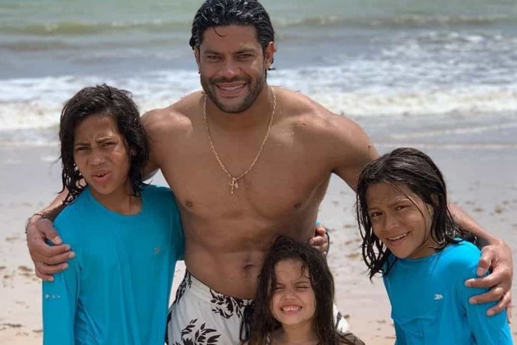 https://radiometropoleam.com.br/uploads/news/Não me conhecem, diz Hulk após ser criticado por ficar com sobrinha