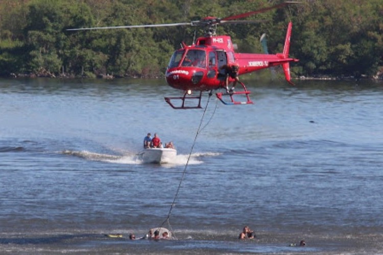 Helicóptero de pequeno porte cai na Baía de Guanabara