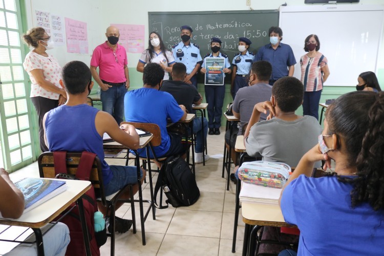 https://radiometropoleam.com.br/uploads/news/Prefeito Claudio Burrinho e organizadores da Guarda Mirim visitam escolas de Iturama