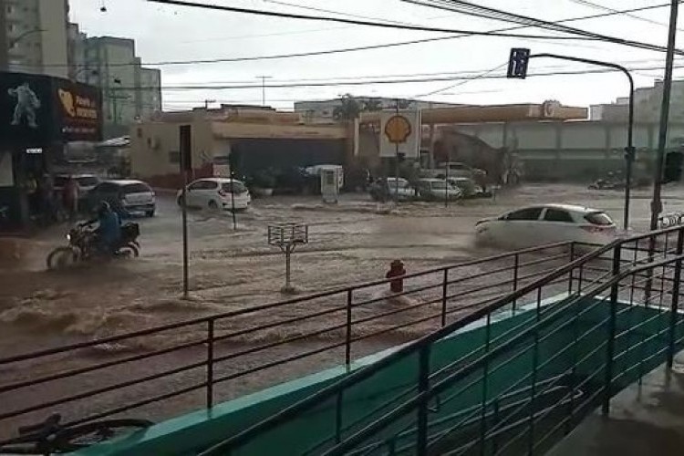 https://radiometropoleam.com.br/uploads/news/Patos de Minas registra forte chuva na região central da cidade
