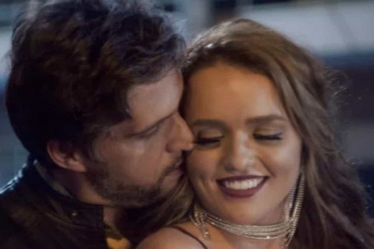 https://radiometropoleam.com.br/uploads/news/Rafa Kalimann e Léo Chaves trocam beijos e se casam em clipe do cantor
