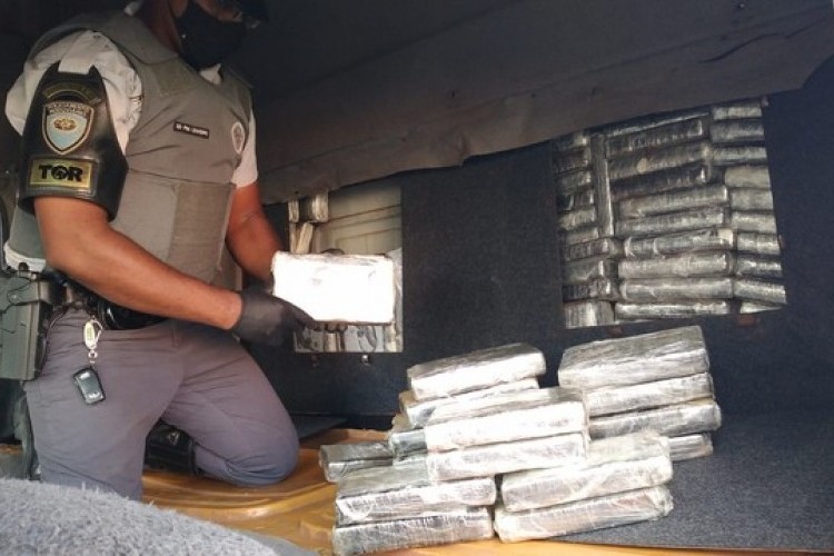 https://radiometropoleam.com.br/uploads/news/ Caminhoneiro é preso com 225 tijolos de cocaína em Santópolis do Aguapeí