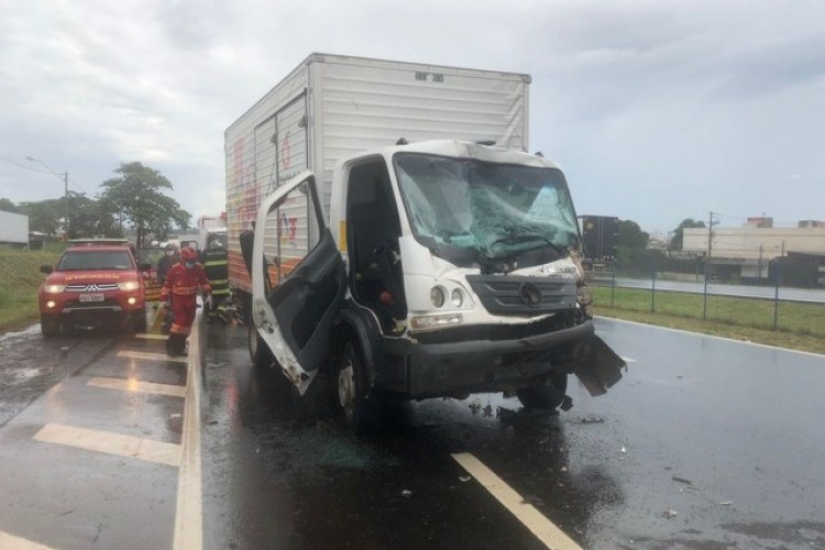 https://radiometropoleam.com.br/uploads/news/Acidente entre caminhões interdita trecho da rodovia BR-153 em Rio Preto