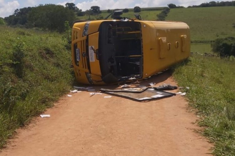 https://radiometropoleam.com.br/uploads/news/Pouso Alegre: ônibus escolar tomba na zona rural