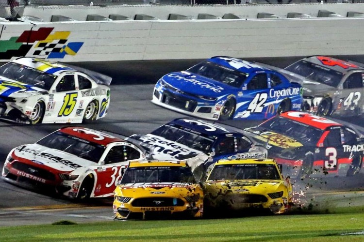 https://radiometropoleam.com.br/uploads/news/Capotamento na Nascar deixa piloto em estado grave
