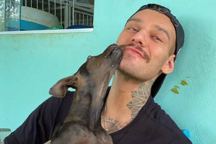https://radiometropoleam.com.br/uploads/news/Lucas Lucco adota cadela que perdeu uma patinha após ser atropelada
