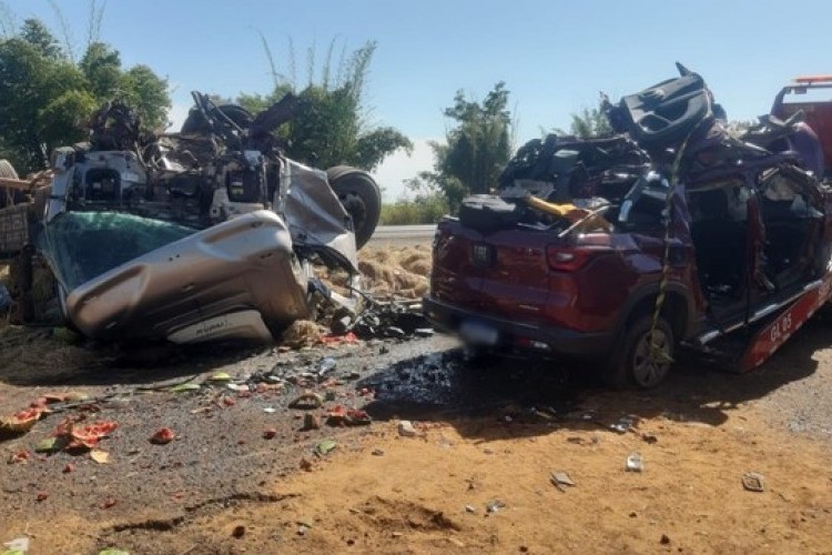 https://radiometropoleam.com.br/uploads/news/Quatro morrem em batida de frente entre carreta de melancia e caminhonete na BR-153, em Frutal