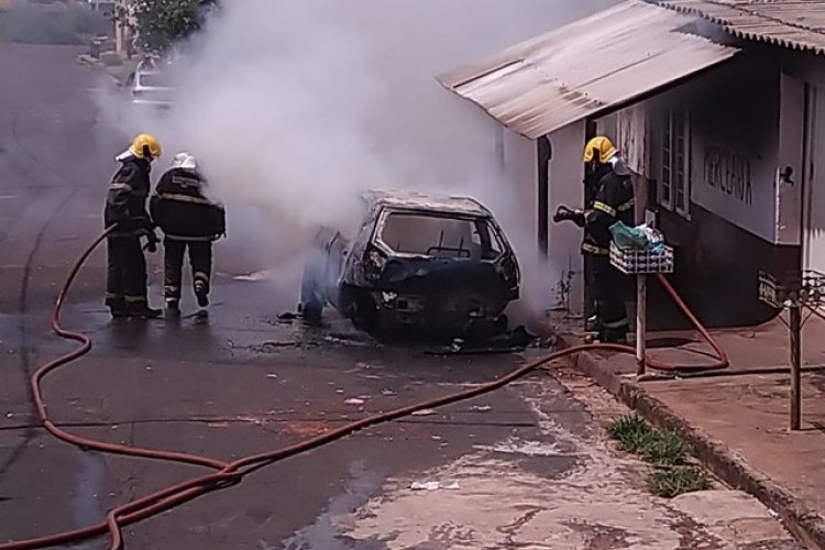 https://radiometropoleam.com.br/uploads/news/Carro é incendiado em Uberaba; suspeita é vingança por dívida