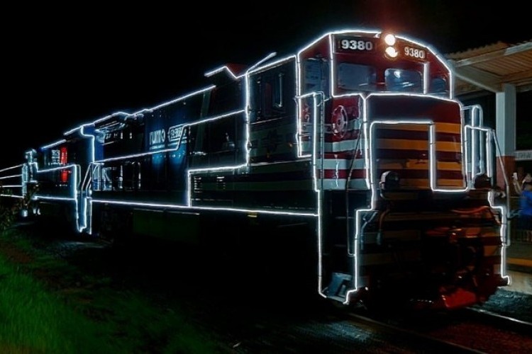 https://radiometropoleam.com.br/uploads/news/Trem enfeitado com luzes de Natal chama a atenção de moradores do noroeste paulista