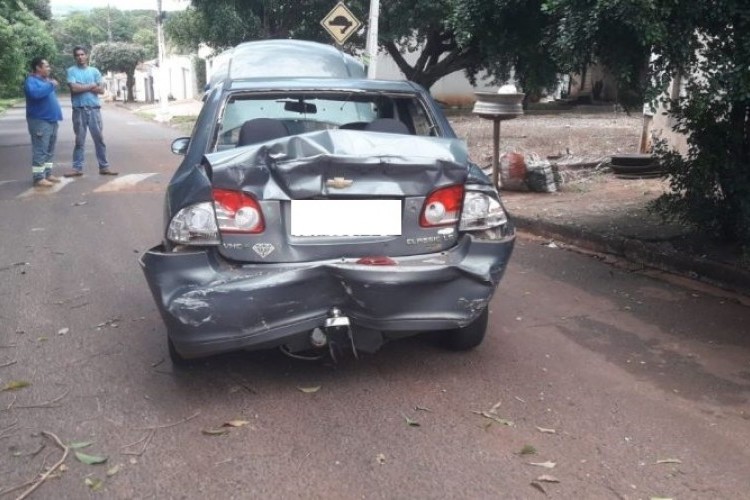https://radiometropoleam.com.br/uploads/news/Carreta perde os freios, atinge carro e derruba árvores em Ituiutaba