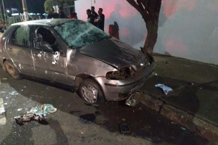 https://radiometropoleam.com.br/uploads/news/Carro desgovernado bate em motos, capota e deixa feridos em Uberlândia
