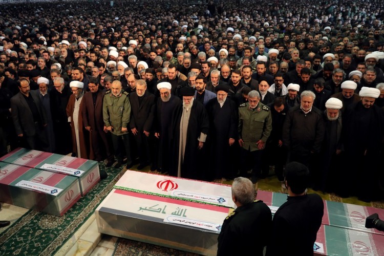 https://radiometropoleam.com.br/uploads/news/Ali Khamenei lidera multidão em homenagem a general iraniano em Teerã, no Irã