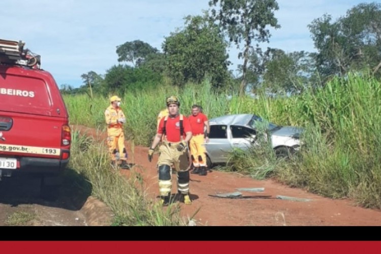 https://radiometropoleam.com.br/uploads/news/Iturama: Pneu estoura e provoca capotamento na MGC-497