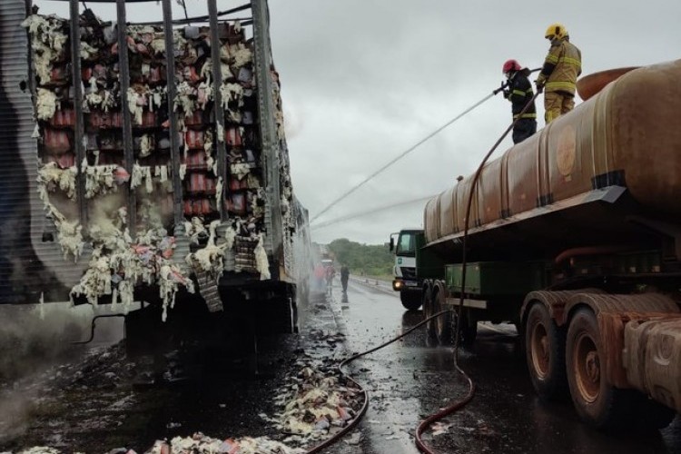 https://radiometropoleam.com.br/uploads/news/Carreta bitrem com luvas descartáveis pega fogo na BR-153 em Prata