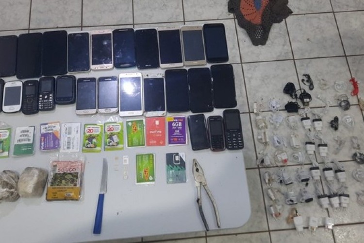 https://radiometropoleam.com.br/uploads/news/Dupla joga mais de 20 celulares por cima de laje da Penitenciária de Uberaba