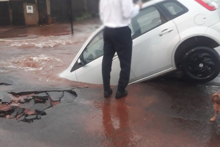 https://radiometropoleam.com.br/uploads/news/Carro cai dentro de cratera que se abriu em rua em Ituiutaba; local está interditado