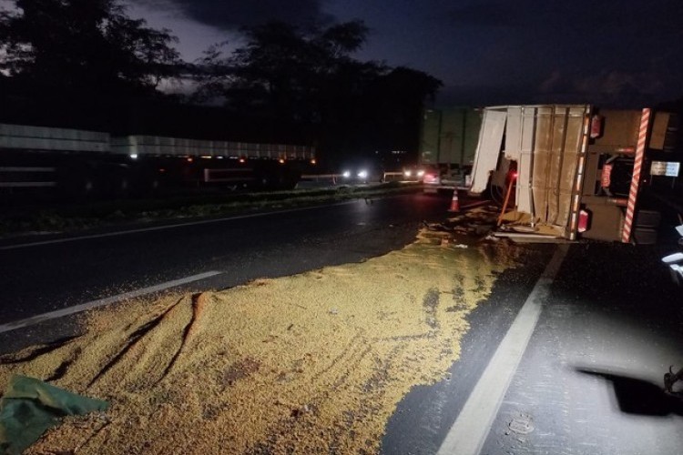 https://radiometropoleam.com.br/uploads/news/Carreta carregada com soja tomba e interdita parte da BR-050 em Uberlândia