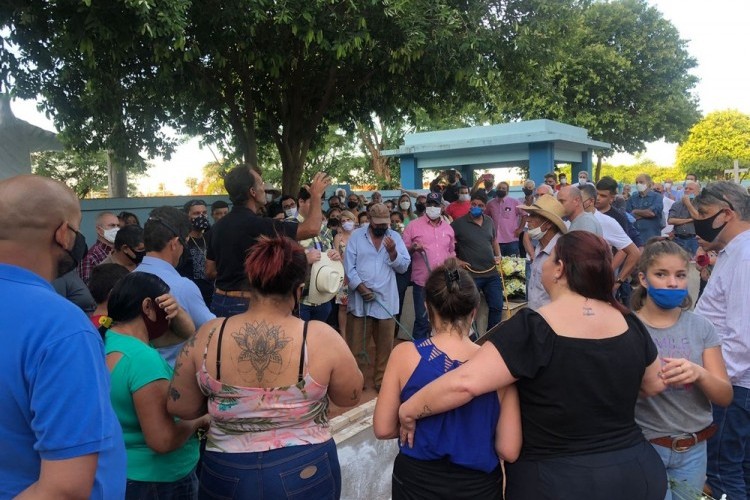 Corpo do locutor Barra Mansa é enterrado no interior de SP: 'Perda irreparável', diz sobrinho